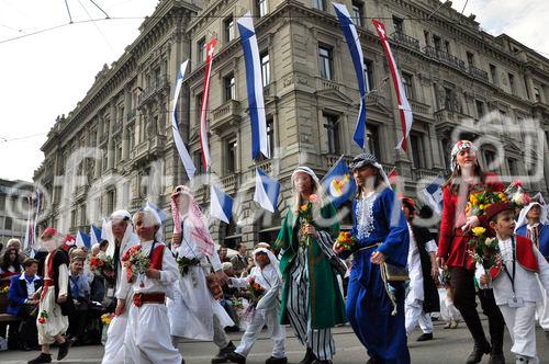 Der traditionelle Festumzug der Zürcher Zünfte zieht am Paradeplatz vorbei. The traditional Sechseläuten-Parade at Paradeplatz in Zürich