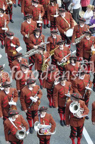 Das Defilée der Zunftleute am Zürcher Sechseleutenumzug