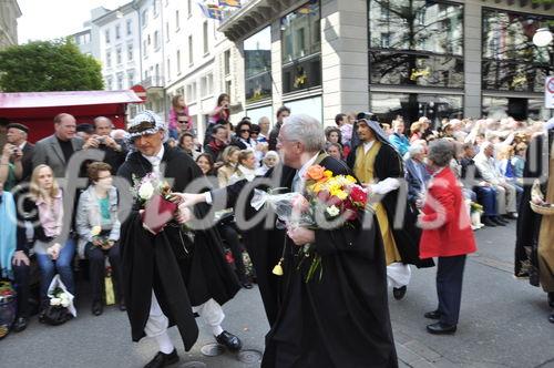 Alt-Bundesrat Christoph Blocher wird am Zürcher Sechseläutenumzug mit Blumen verwöhnt