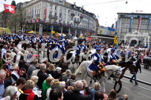 Der traditionelle Festumzug der Zürcher Zünfte mit ihren Pferden zieht am Paradeplatz vorbei. The traditional Sechseläuten-Parade is crossing Paradeplatz  in Zürich with their horses