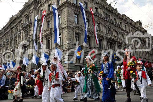 Am traditionellen Zürcher Sechseläutenumzug nahmen rund 3500 Zunftleute teil gesäumt von Zehntausenden von Zuschauern beim Paradeplatz an der Bahnhofstrasse. 