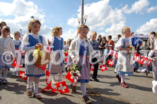 Der Lack ist weg vom Saubermann und Heidiland-Image der Schweiz. Steuerskandale, kriminelle Banken, Minarettverbot, Einwanderungswelle, Ghadaffi-Geiseln und andere Kalamitäten setzen die Schweiz unter Druck.  