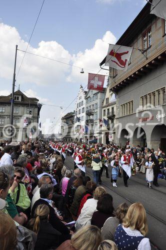Am Limmatquai verfolgten zehntausende von Zürchern den Sechseläuten-Festumzug der Zürcher Zünfte