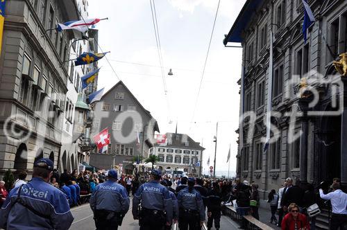 Die Polizei rückt am Sechseläuten-Festumjzug an, der jedoch friedlich verläuft. Lediglich ein paar Taschendiebe werden geschnappt.