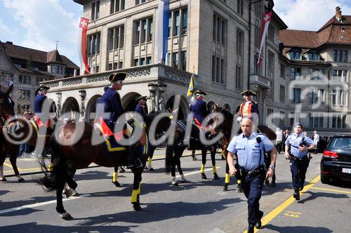 Die Polizei am Sechseläuten-Festumzug auf den Fersen ein paar Taschendiebe werden geschnappt.