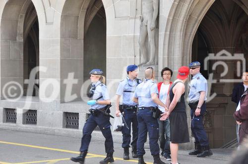 Die Polizei schnappt am Sechseläuten-Festumzug eine Bande von Taschendieben