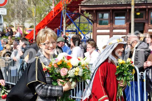 Die abtretende Zürcher Regierungsrätin Rita Furrer wurde am Sechseläuten-Umzug in der Bahnhofstrasse mit Blumen verwöhnt. 