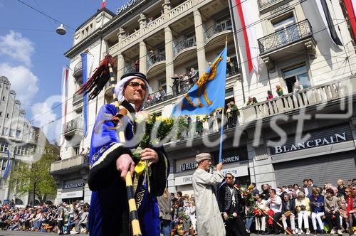 Sechseläuten-Umzug in Zürich: Ein Würdeträger defiliert auf dem Paradeplatz am Nobel-Hotel Savoy vorbei.