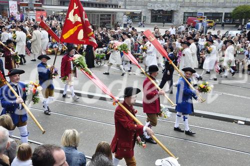 Die Zürcher Zunftleute paradieren am Sechseläutenumzug am Paradeplatz vorbei