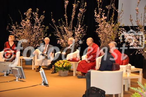 Der Dalai Lama in Zürich an der 50 Jahr Feier der tibetischen Enklave in der Schweiz bei der Veranstaltung von Mind & Life im Zürcher Kongresshaus. H.H. Dalai Lama at the 50 years celebration of  and conference at the Kongress-Center. H.H. Dalai Lama at the 50 years celebration of  and conference at the Kongress-Center in Zürich.
