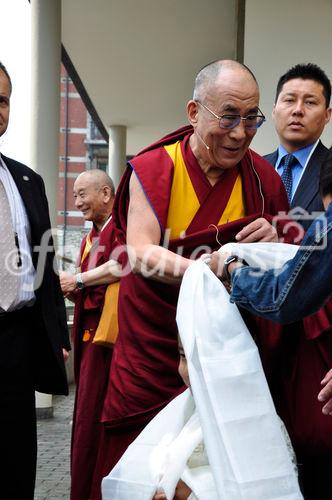 Der Dalai Lama bei seinem Besuch in der Schweiz anlässlich der Jubiläums-Feier der Ankunft der ersten tibetischen Flüchtlinge in der Schweiz. The Dalai Lama at his visit in Zürich due to the 50 years celebration ceremony of the arrival of the first tibetian refugies in Switzerland.