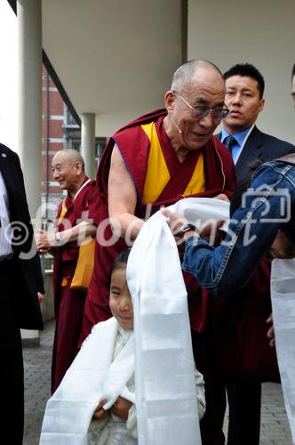 Der Dalai Lama bei seinem Besuch in der Schweiz anlässlich der Jubiläums-Feier der Ankunft der ersten tibetischen Flüchtlinge in der Schweiz. The Dalai Lama at his visit in Zürich due to the 50 years celebration ceremony of the arrival of the first tibetian refugies in Switzerland.