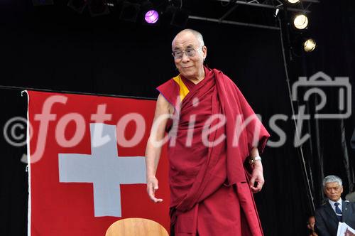 Das tibetische Oberhaupt, seine Heiligkeit, der Dalai Lama, bedankt sich bei den Schweizern anlässlich der 50 Jahre Feier für die Aufnahme der Tibetischen Flüchtlinge vor 50 Jahren.