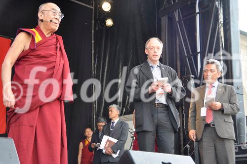 Das tibetische Oberhaupt, seine Heiligkeit, der Dalai Lama, bedankt sich bei den Schweizern anlässlich der 50 Jahre Feier für die Aufnahme der Tibetischen Flüchtlinge vor 50 Jahren. His Highness, the Dalai Lama, says thank you Switzerland for hosting the tibetian refugies 50 years ago.