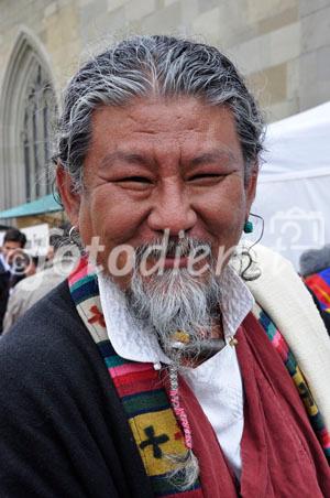 Tibetischer Musiker an der 50 Jahr Feier beim Besuch des Dalai Lama