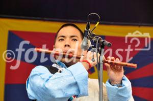 Gyalu, die tibetische Nationalhymne wird an der Tibet-Kundgebung auf dem Mü+nsterhof gespielt