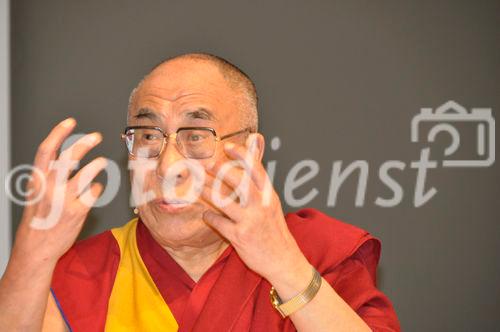 Der Dalai Lama bei seinem Besuch in der Schweiz anlässlich der Jubiläums-Feier der Ankunft der ersten tibetischen Flüchtlinge in der Schweiz. The Dalai Lama at his visit in Zürich due to the 50 years celebration ceremony of the arrival of the first tibetian refugies in Switzerland.