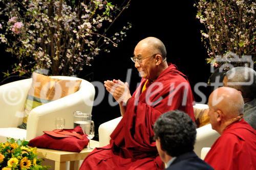 Der Dalai Lama in Zürich an der 50 Jahr Feier der tibetischen Enklave in der Schweiz bei der Veranstaltung von Mind & Life im Zürcher Kongresshaus. H.H. Dalai Lama at the 50 years celebration of  and conference at the Kongress-Center. H.H. Dalai Lama at the 50 years celebration of  and conference at the Kongress-Center in Zürich.