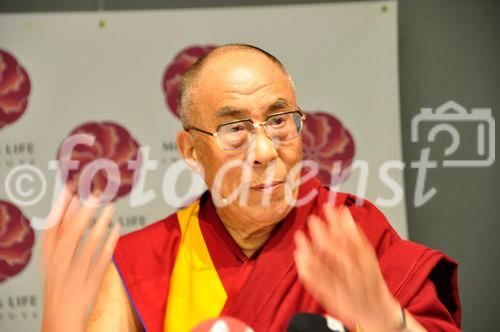 Der Dalai Lama bei seinem Besuch in der Schweiz anlässlich der Jubiläums-Feier der Ankunft der ersten tibetischen Flüchtlinge in der Schweiz. The Dalai Lama at his visit in Zürich due to the 50 years celebration ceremony of the arrival of the first tibetian refugies in Switzerland.