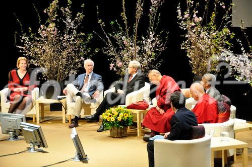 Der Dalai Lama in Zürich an der 50 Jahr Feier der tibetischen Enklave in der Schweiz bei der Veranstaltung von Mind & Life im Zürcher Kongresshaus. H.H. Dalai Lama at the 50 years celebration of  and conference at the Kongress-Center. H.H. Dalai Lama at the 50 years celebration of  and conference at the Kongress-Center in Zürich.
