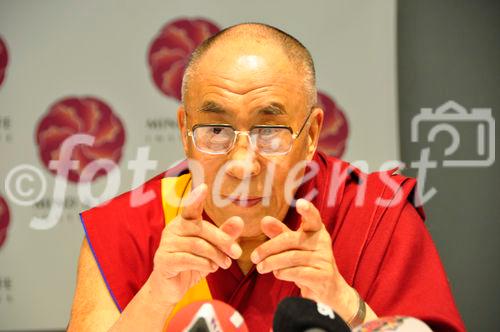 Der Dalai Lama bei seinem Besuch in der Schweiz anlässlich der Jubiläums-Feier der Ankunft der ersten tibetischen Flüchtlinge in der Schweiz. The Dalai Lama at his visit in Zürich due to the 50 years celebration ceremony of the arrival of the first tibetian refugies in Switzerland.