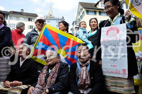Gespannt warten viele Tibeter und Schweizer auf die Rede des Dalai Lama auf dem Münsterhof. Tibetian and swiss people waiting for the public speech of his holyness the Dalai Lama