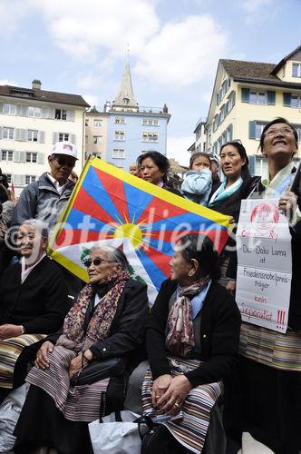 Gespannt warten viele Tibeter und Schweizer auf die Rede des Dalai Lama auf dem Münsterhof. Tibetian and swiss people waiting for the public speech of his holyness the Dalai Lama