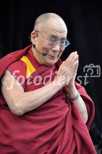 Das tibetische Oberhaupt, seine Heiligkeit, der Dalai Lama, bedankt sich bei den Schweizern anlässlich der 50 Jahre Feier für die Aufnahme der Tibetischen Flüchtlinge vor 50 Jahren