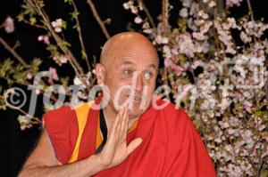 Ven. Matthieu Ricard an der Mind & Life Konferenz im Zürcher KOngr4esshaus mit dem Dalai Lama teil. 