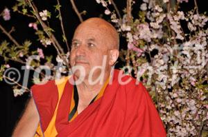 Ven. Matthieu Ricard an der Mind & Life Konferenz im Zürcher KOngr4esshaus mit dem Dalai Lama teil. 