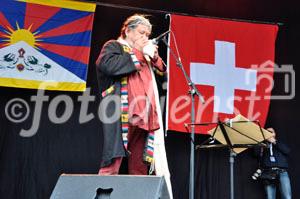 Tensin Rabsel spielt zum Auftakt der Tibet-Kundgebung, an der seine Heiligkeit, der Dalai Lama vor rund 5000 Teilnehmern spricht. 