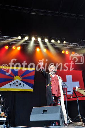 Tensin Rabsel spielt zum Auftakt der Tibet-Kundgebung, an der seine Heiligkeit, der Dalai Lama vor rund 5000 Teilnehmern spricht. 