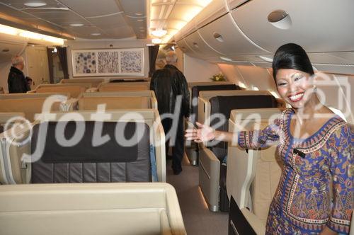 Willkommen in der A-380 Business-Class von Singapore Airlines. Für den Inaugurationsflug con Zürich nach Singapore wurde die Ex- Miss Singapore als Stewardess aufgeboten.