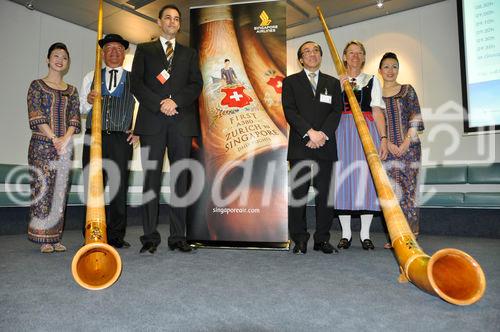 A-380  Erstflug ab Zürich: Inaugurationsfeier mit Zürich Airport C
FO Daniel Schmucki und Singapore Airlines Vize Präsident Europa Paul Tan am Zürcher Flughafen. Inauguration-ceremony with Zürich-Airport CEO Daniel Schmucki, Singapore Airlines Vice President Europe Paul Tan 