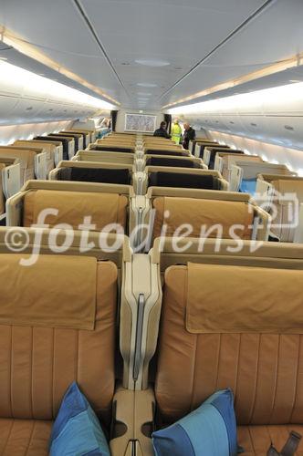 60 komfortable BusinessClass Sitzplätze, auf denen die Passagier ausgestreckt diagonal liegen können gibt es im A-380 der Singapore Airlines, die nun täglich zwischen den beiden Finanzmetroplen verkehrt.