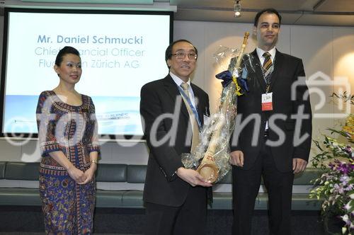 Paul Tan, Singapore Airlines Vizepräsident erhält von Zürich-Airport CFO Daniel Schmucki ein Alphorn an der A-380 Inaugurationsfeier zur Aufnahme des täglichen Shuttles zwischen den beiden Finanzmetropolen.