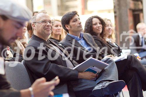 Weniger Aussteller und weniger Besucher, die zweite Swiss Online Marketing Messe in Zürich am 24. und 25. März 2010 hatte trotzdem einiges zu bieten. Über 1000 Fachbesucher informierten sich in den Konferenzbeiträgen und an den Messeständen über die Trends im Digitalen Marketing. Vor allem die Themen Facebook, Twitter & Co. elektrisierten die Besucher/innen. Die dritte Auflage der Messe soll am 30/31. März 2011 stattfinden und verstärkt die Medien- und Kommunikationswirtschaft mit einbinden. 
