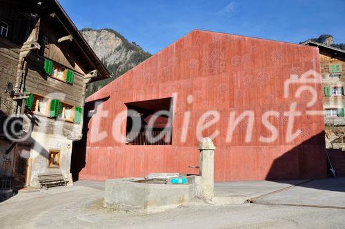 Beton-Monolith im Bauern-Dorf: Das Ateliertheater Bardill  in Scharans, Domledschg. Lino Bardills Beton-Monolith in the swiss farmer village Scharans