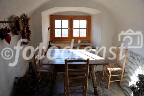 Einfache aber stilechte Inneneinrichtung eines historischen Bündner Bauernhauses in Scharans, Domleschg.