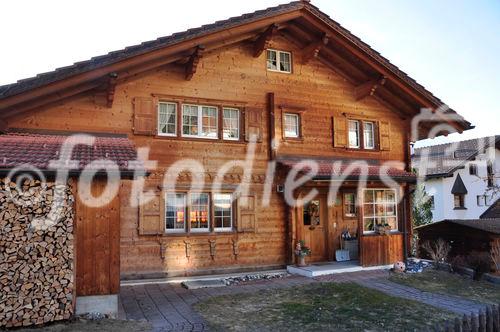 Im Bauerndorf Scharans im Domleschg stehen viele alte  Bauernhäuser und auch die neuen Häuser sind Holzbauten. In the swiss alpine village Scharans there are old and new wooden farmhouses