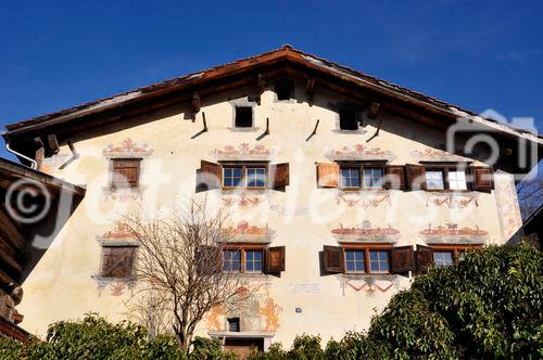 Im Bauerndorf Scharans im Domleschg stehen viele historische Bauernhäuser. In the swiss alpine village Scharans you will find beautifull historic farmhouses