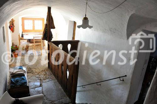 Stilleben: Schlichte und stilechte Inneneinrichtung eines historischen Bündner Bauernhauses in Scharans, Domleschg