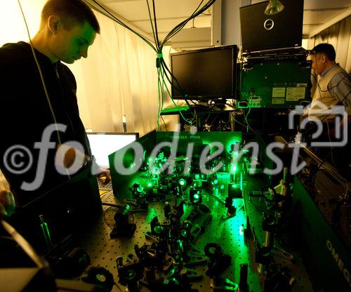 (C)fotodienst/Anna Rauchenberger -  Wien, am 16.03.2010 – Die Technische Universität (TU) Wien ist als Österreichs einzige Universität offizielle Partnerin der US-Initiative 'Laserfest' und feiert mit dem 'TU-Laserfest' das 50-Jahr-Jubiläum der Erfindung des Lasers. FOTO: Forscher mit einem Laseraufbau