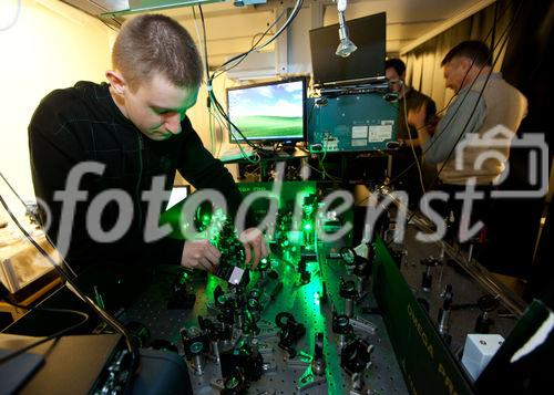 (C)fotodienst/Anna Rauchenberger -  Wien, am 16.03.2010 – Die Technische Universität (TU) Wien ist als Österreichs einzige Universität offizielle Partnerin der US-Initiative 'Laserfest' und feiert mit dem 'TU-Laserfest' das 50-Jahr-Jubiläum der Erfindung des Lasers. FOTO: Forscher mit einem Laseraufbau