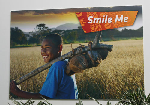 (C) fotodienst/Wolfgang Weitlaner; Lachende Gesichter aus der Südsee. Plakat am Stand der Fiji-Inseln.