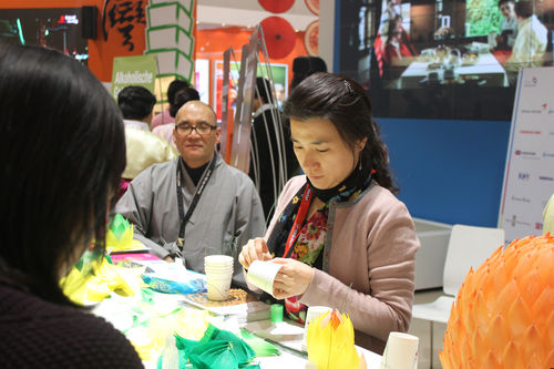 (C) fotodienst/Wolfgang Weitlaner; Koreanische Origami beim Stand von Korea.