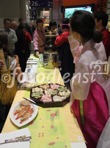 (C) fotodienst/Wolfgang Weitlaner; Beim koreanischen Stand wirbt man mit seiner Jahrhunderte alten Kochtradition. 