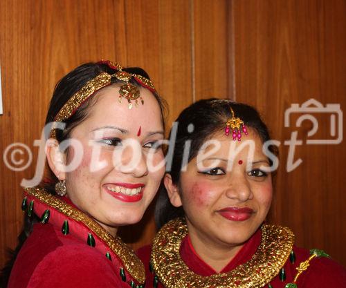 (C) fotodienst/Wolfgang Weitlaner; Beim Nepal-Abend tanzten junge nepalesische Mädchen in traditionellen Gewändern. 
