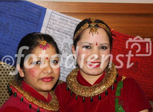 (C) fotodienst/Wolfgang Weitlaner; Beim Nepal-Abend tanzten junge nepalesische Mädchen in traditionellen Gewändern. 