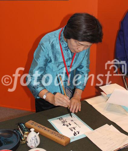 (C) fotodienst/Wolfgang Weitlaner; Die Jahrtausende alte Tradition der Kalligrafie - hier am Stand von Taiwan, 